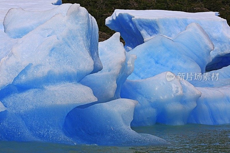 冰山细节漂浮在阿根廷湖附近的乌普萨拉冰川- El Calafate